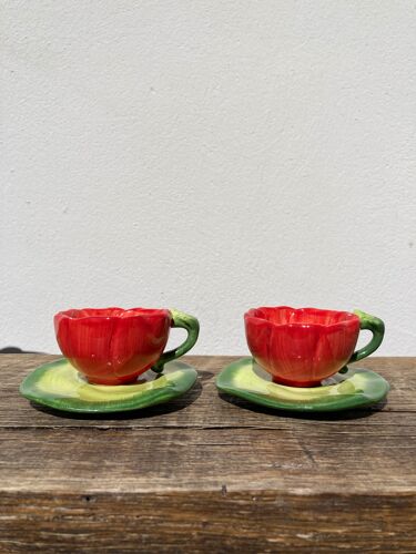 2 tasses à café fleurs rouge et feuille en barbotine bergère