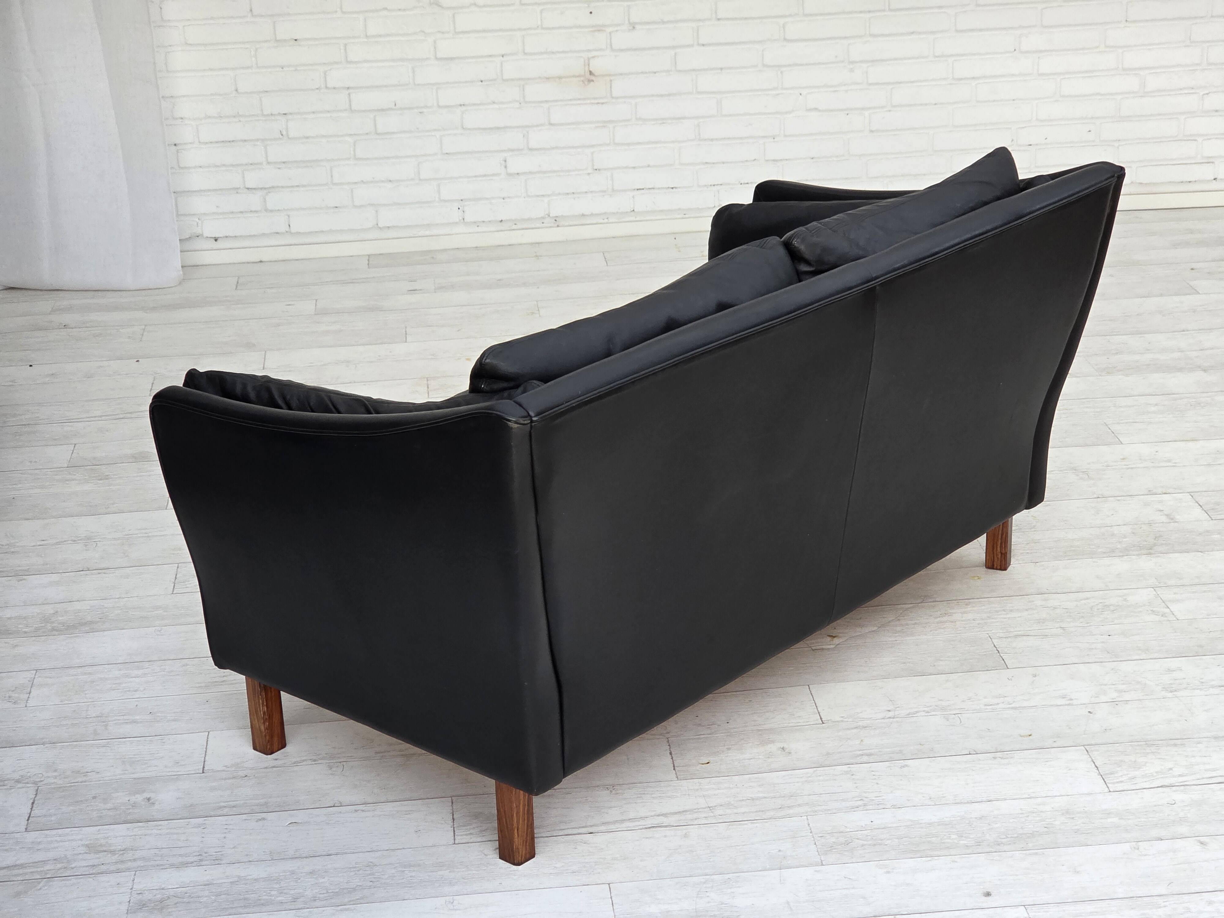 Canapé danois 2 places des années 1970, cuir d'ameublement noir d'origine, bois de teck.