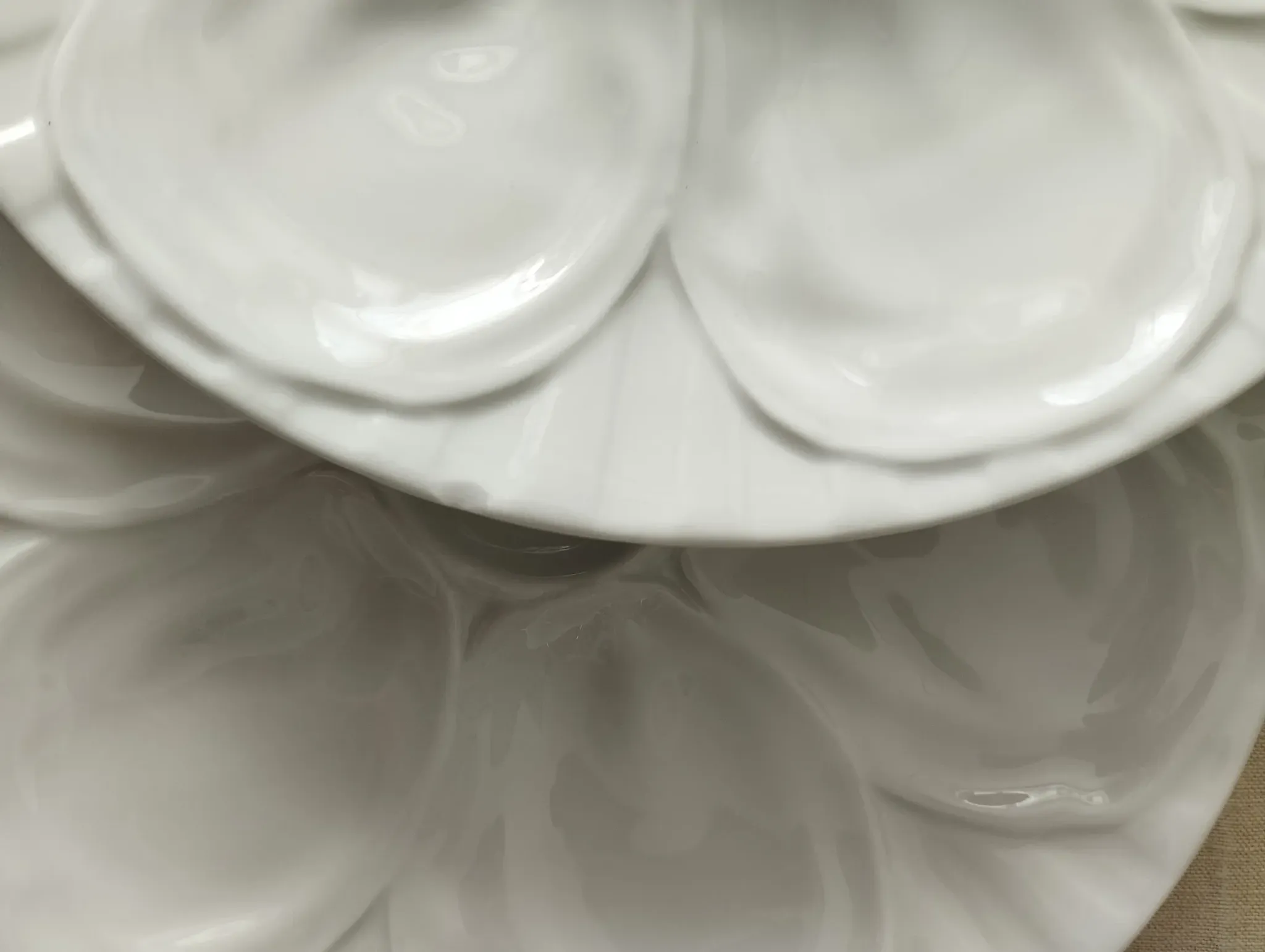 Set of 6 oyster plates in porcelain by Pillivuyt.
