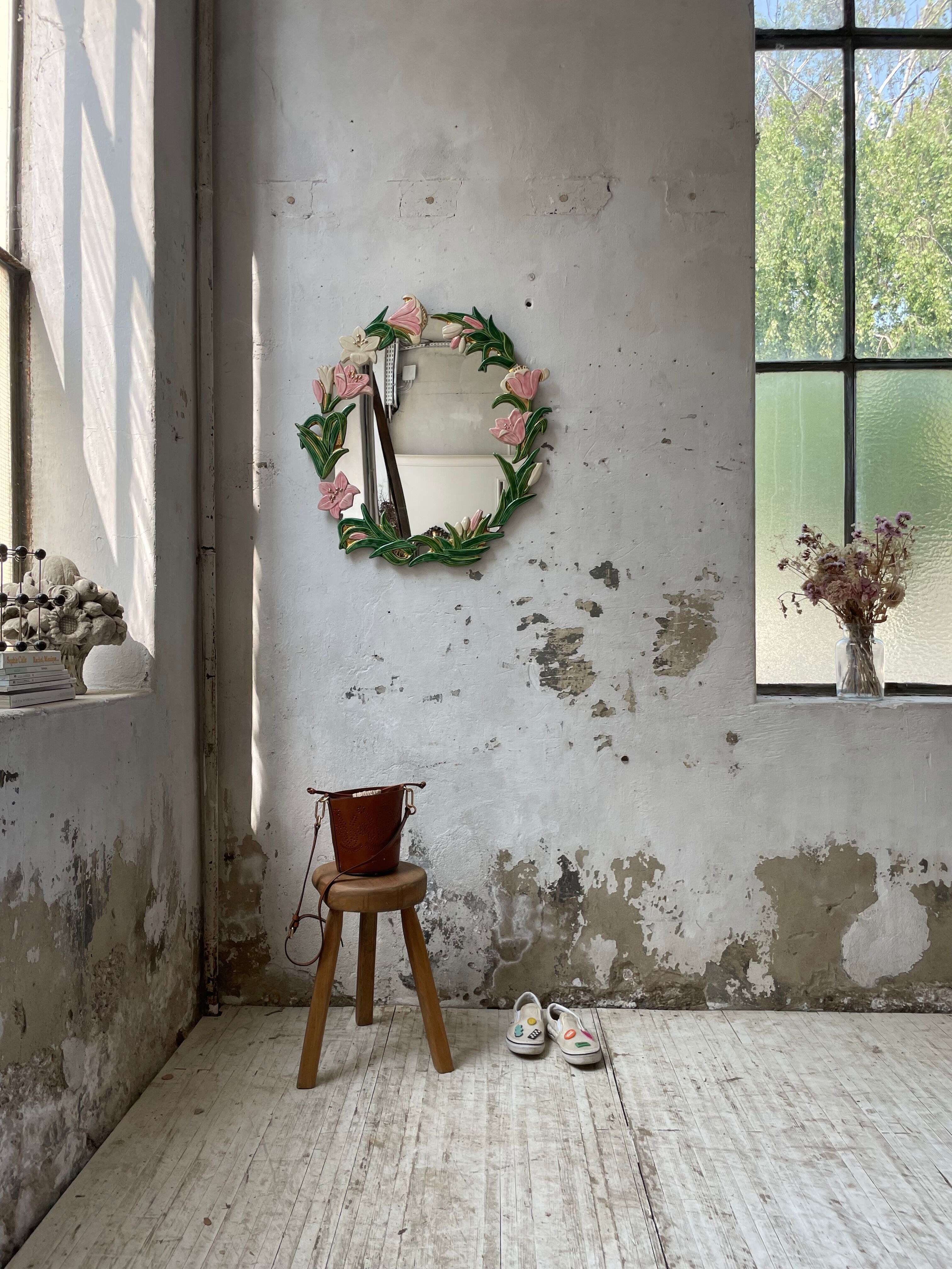 Oval ceramic mirror with flowers