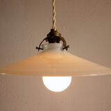 Suspension et rosace, en opaline et porcelaine