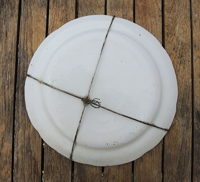 Ancienne assiette en faïence avec support mural : décor floral