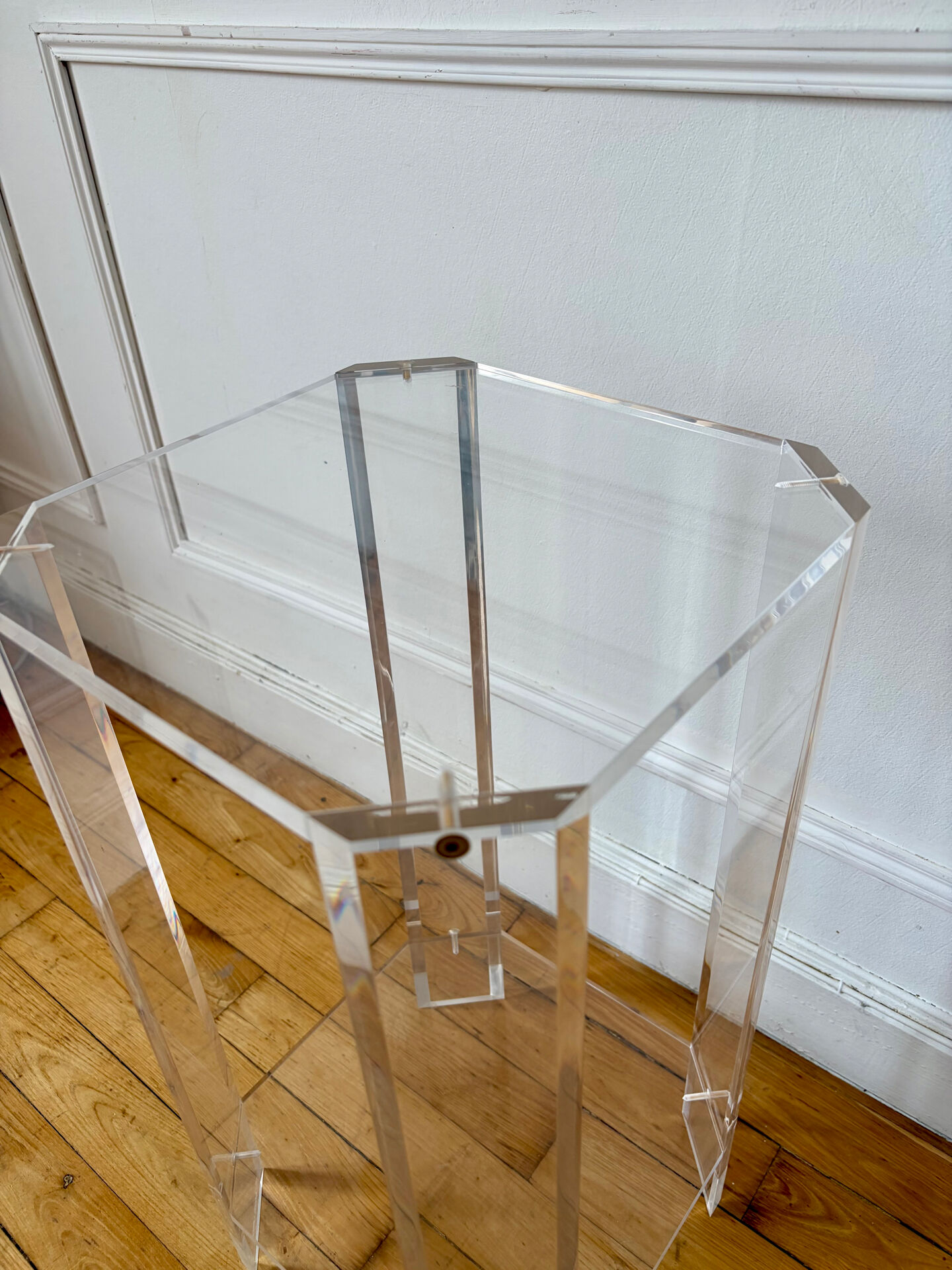 Plexiglass pedestal David Lange