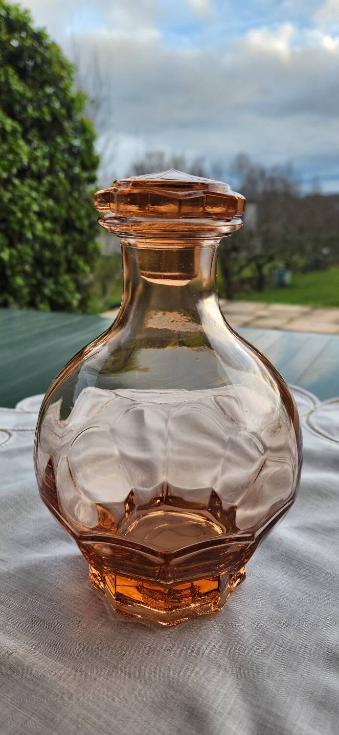 Carafe en verre rosée