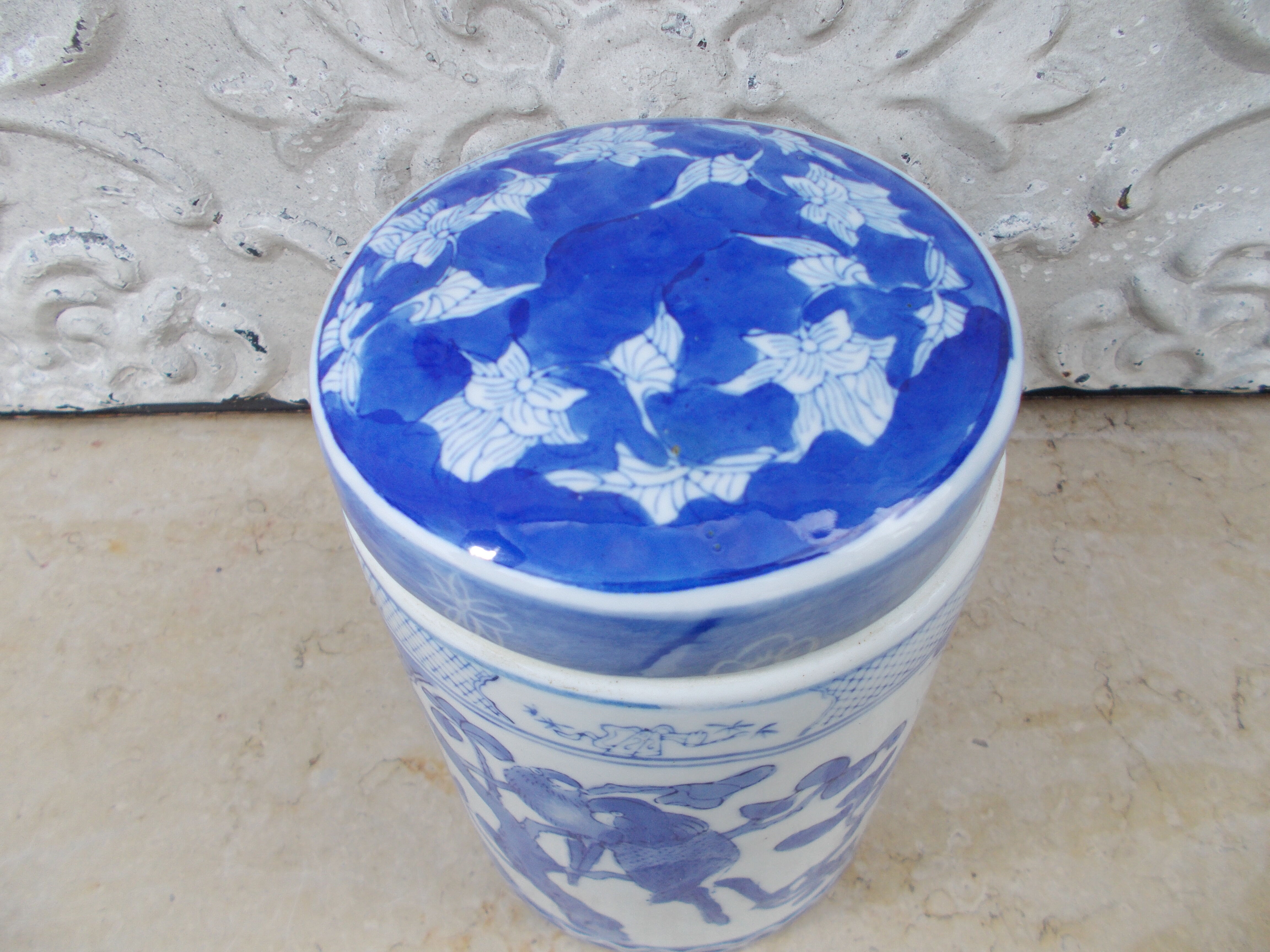 Vintage porcelain China pot covered white blue décor