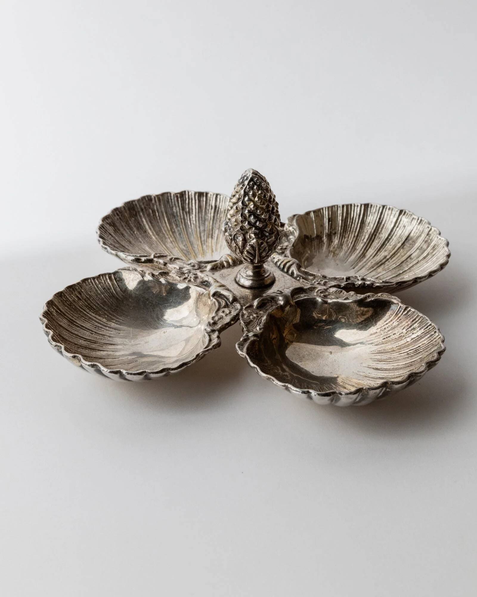 Centre de table en métal argenté, 4 coupelles coquille avec poignée pomme de pin, années 1930