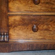 Commode en bois dur flammé victorien XIXe siècle avec tiroir caché