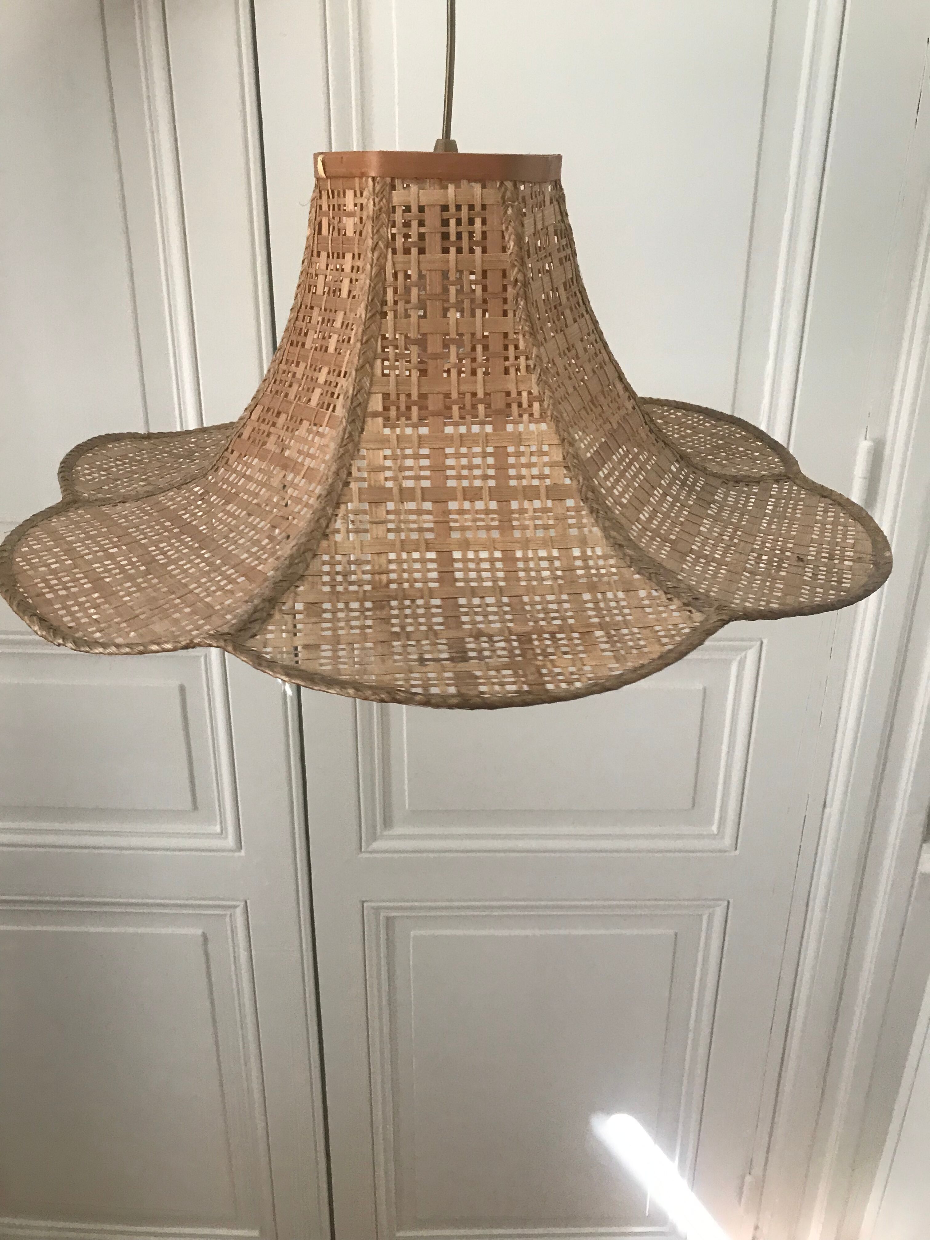 Vintage suspension in cannage
