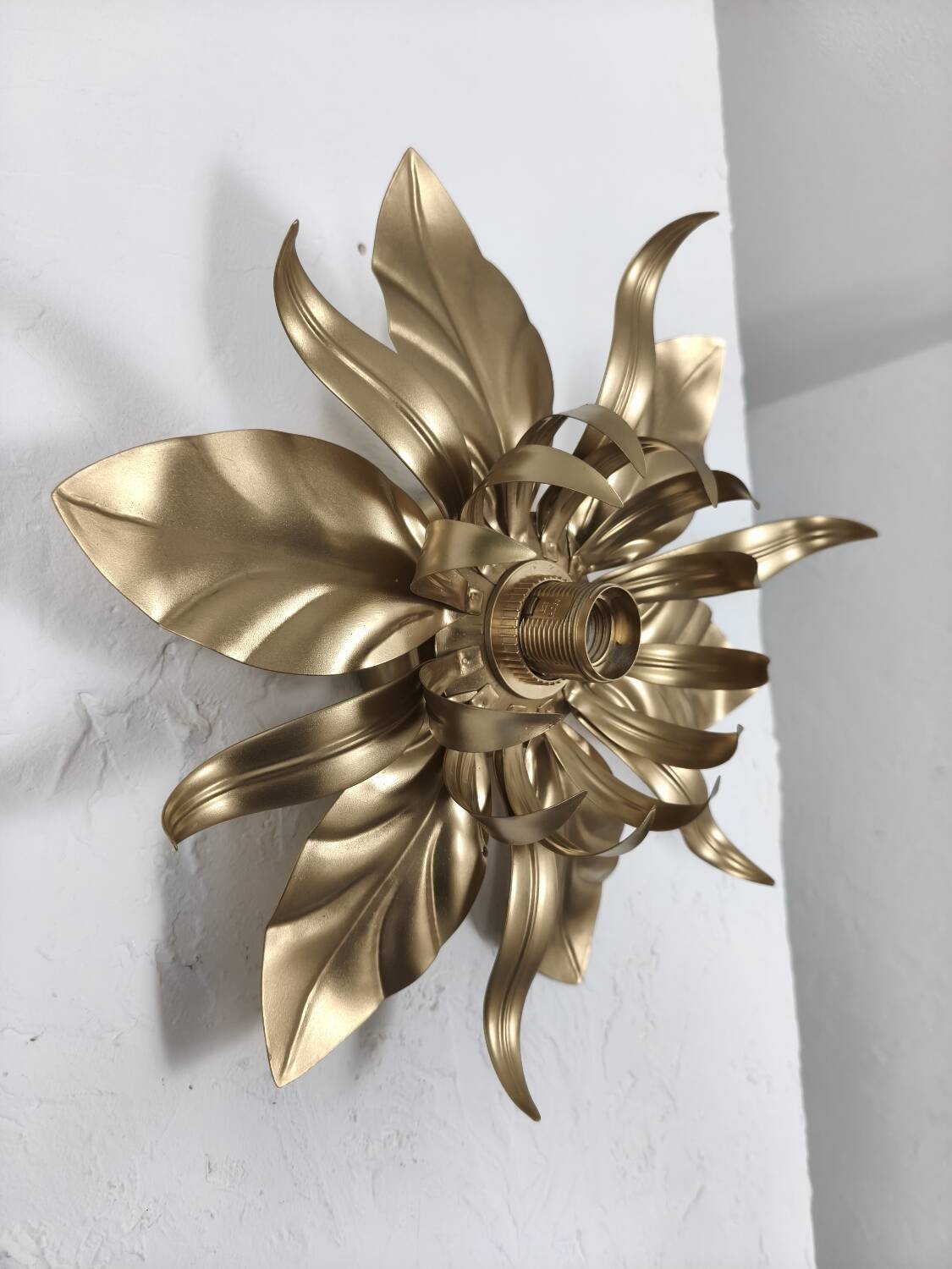 Gold metal flower wall light