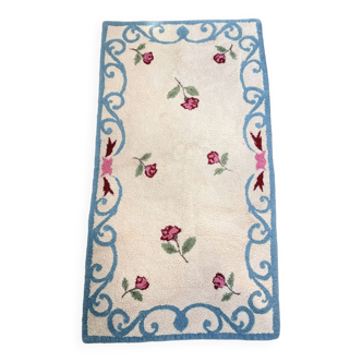 Tapis en laine blanc et bleu fleuri