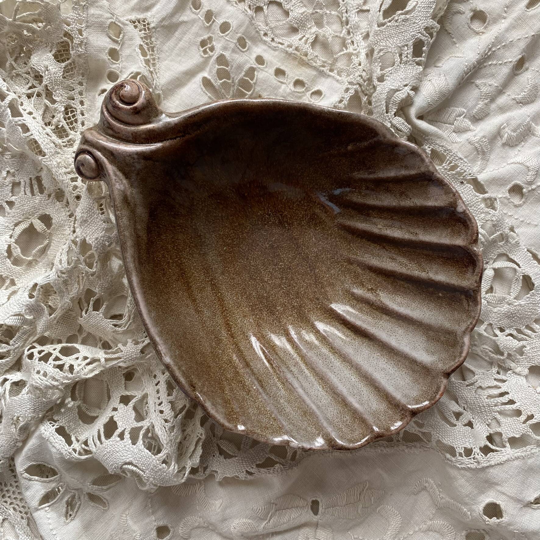 shell-shaped pocket tray in Italian ceramic Partenopee