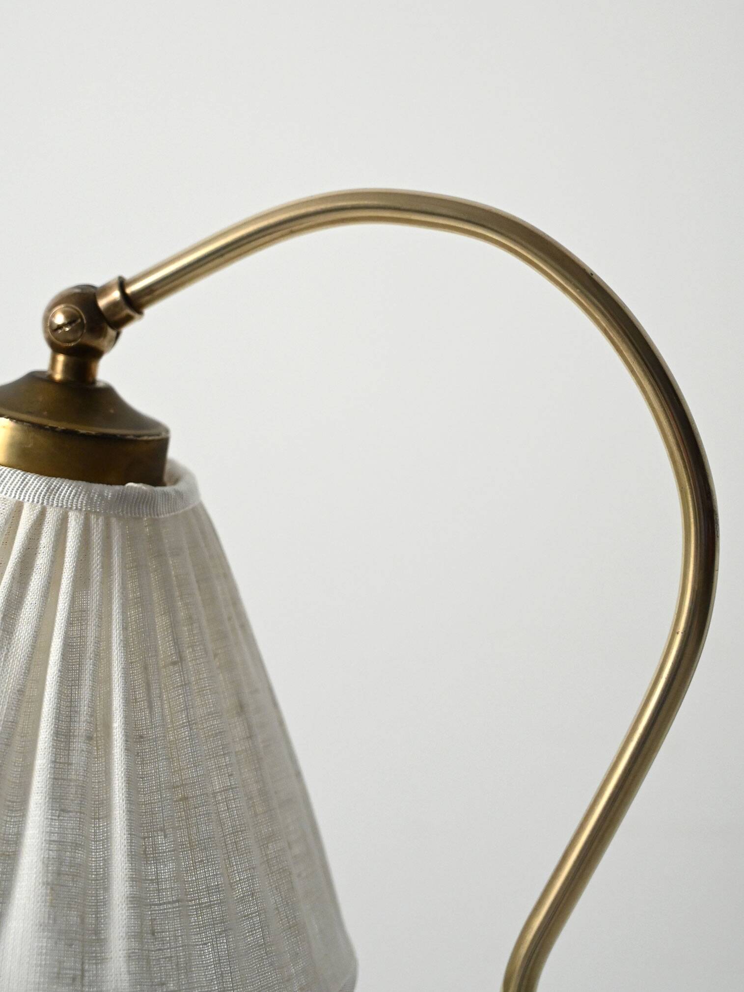 Lampadaire scandinave en laiton à col courbé, années 1950