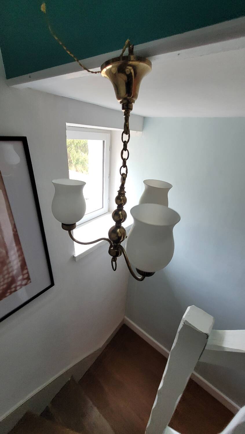 Three-light chandelier in brass and opaline.