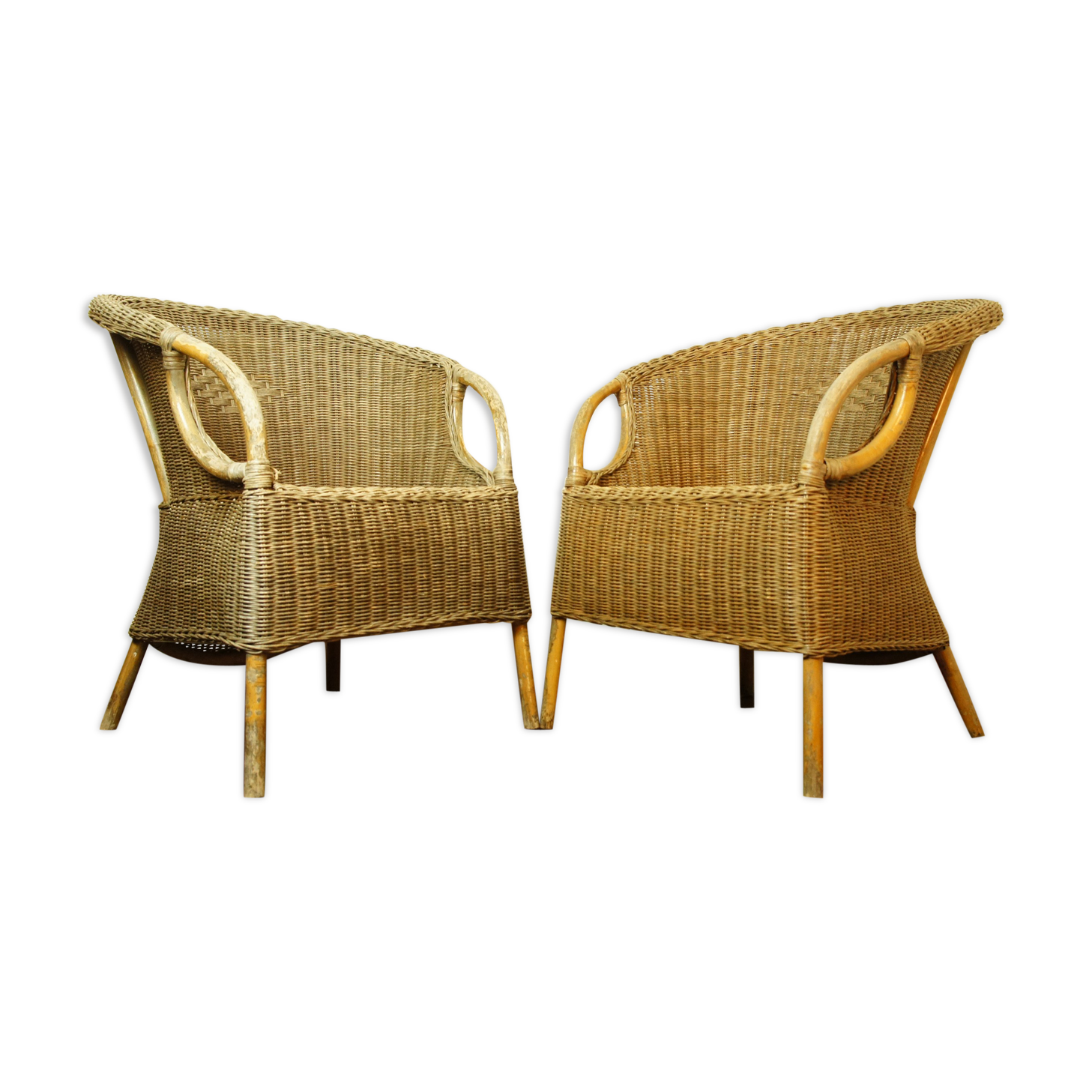 Paire de fauteuils à jupe en rotin & osier