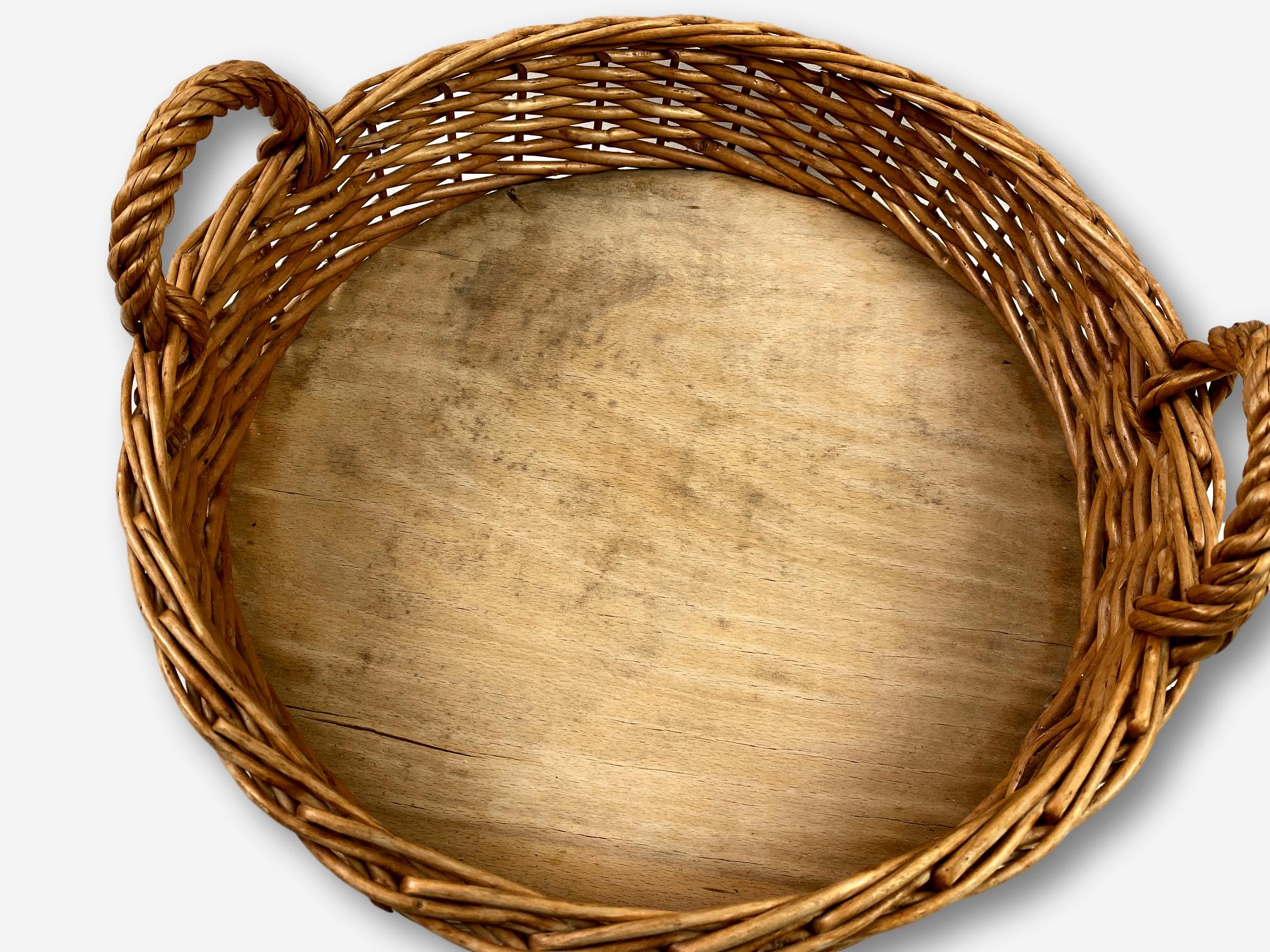 Basket in wicker round wood-bottom