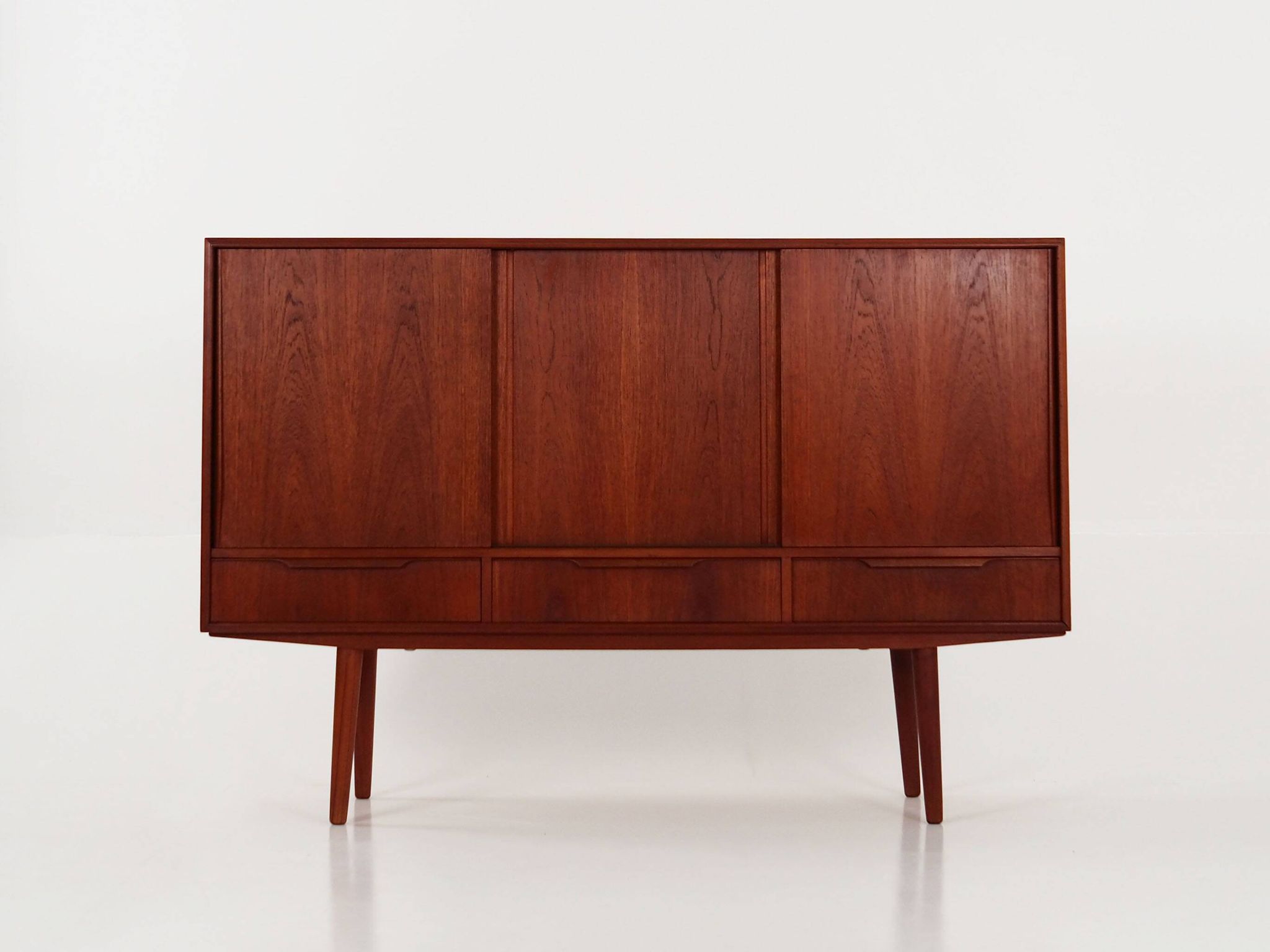 Buffet haut en teck, design danois, années 1960, designer : EW Bach