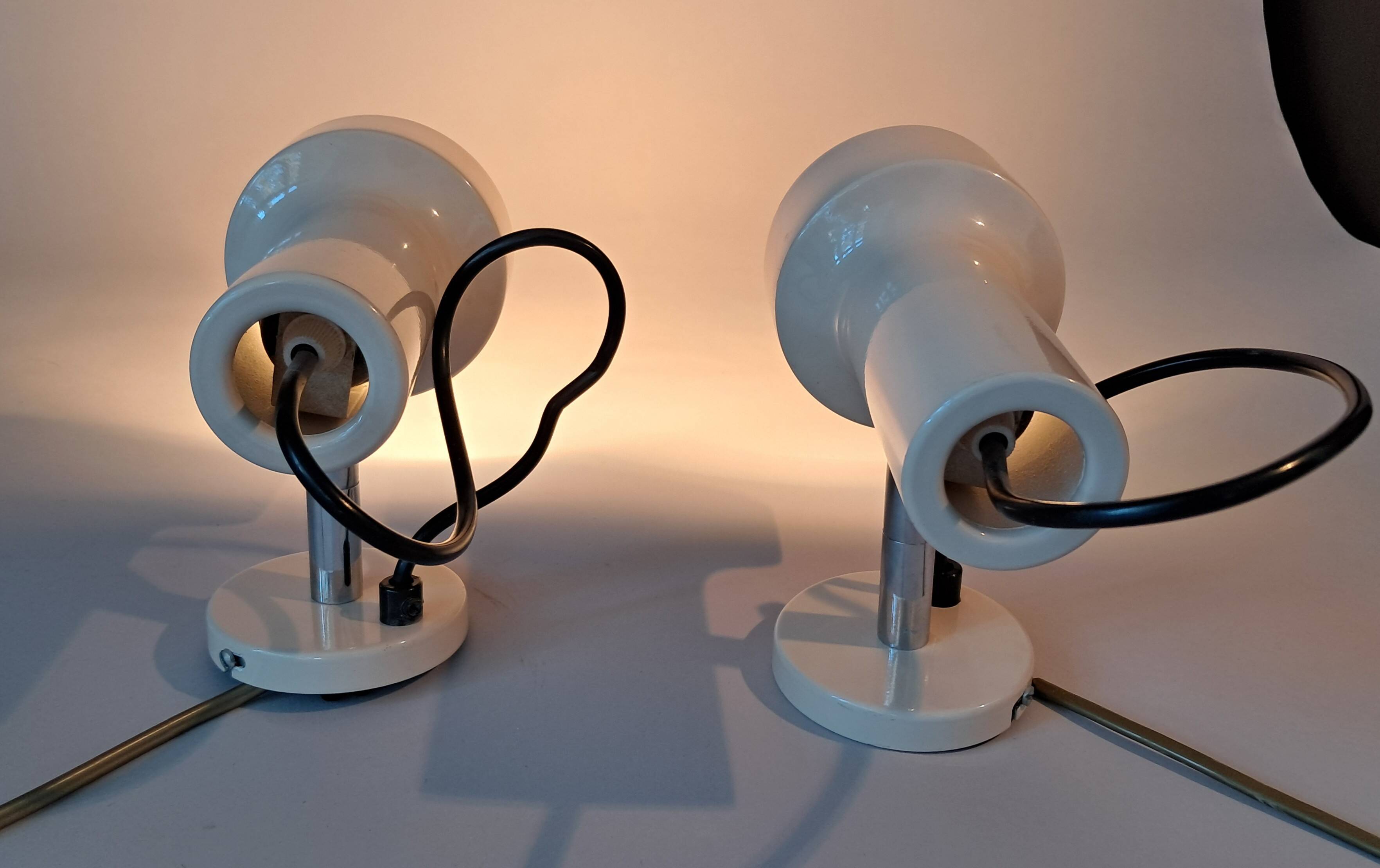 Pair of 1970 wall lights in beige lacquered aluminum.