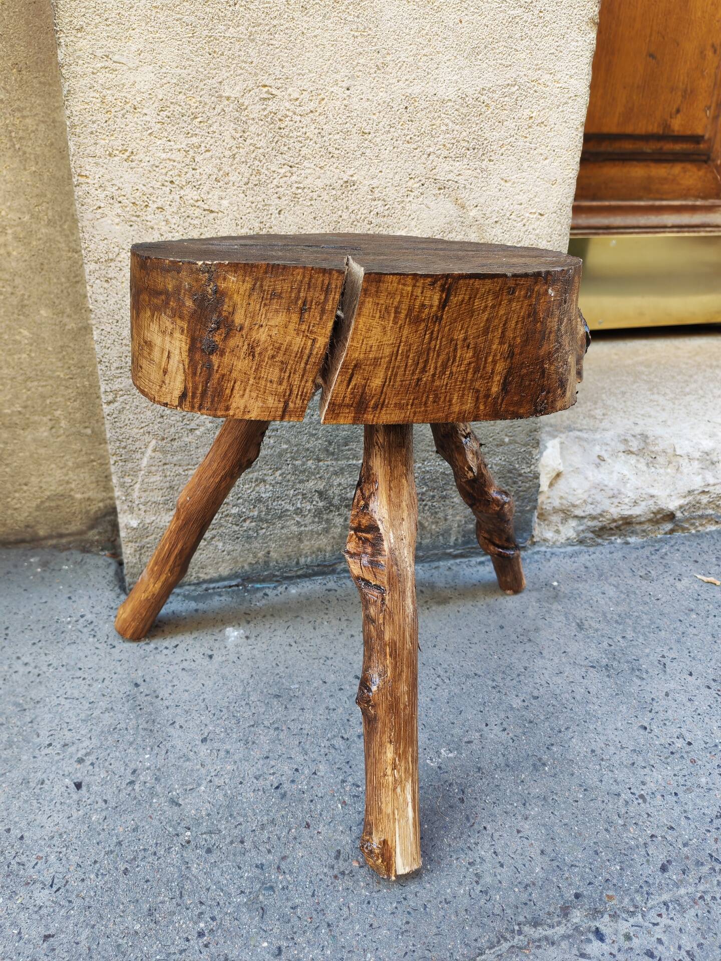 Tabouret tripode en bois brut