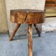 Tabouret tripode en bois brut