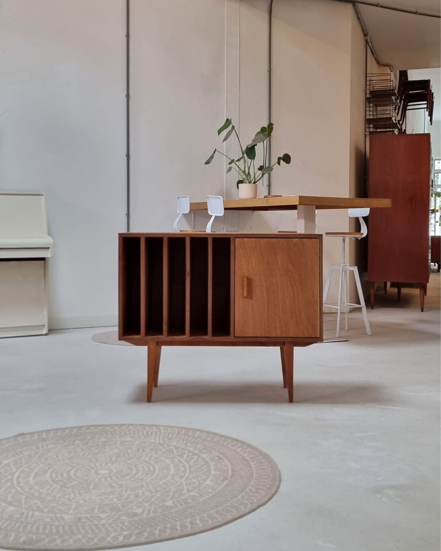 Vidar record cabinet