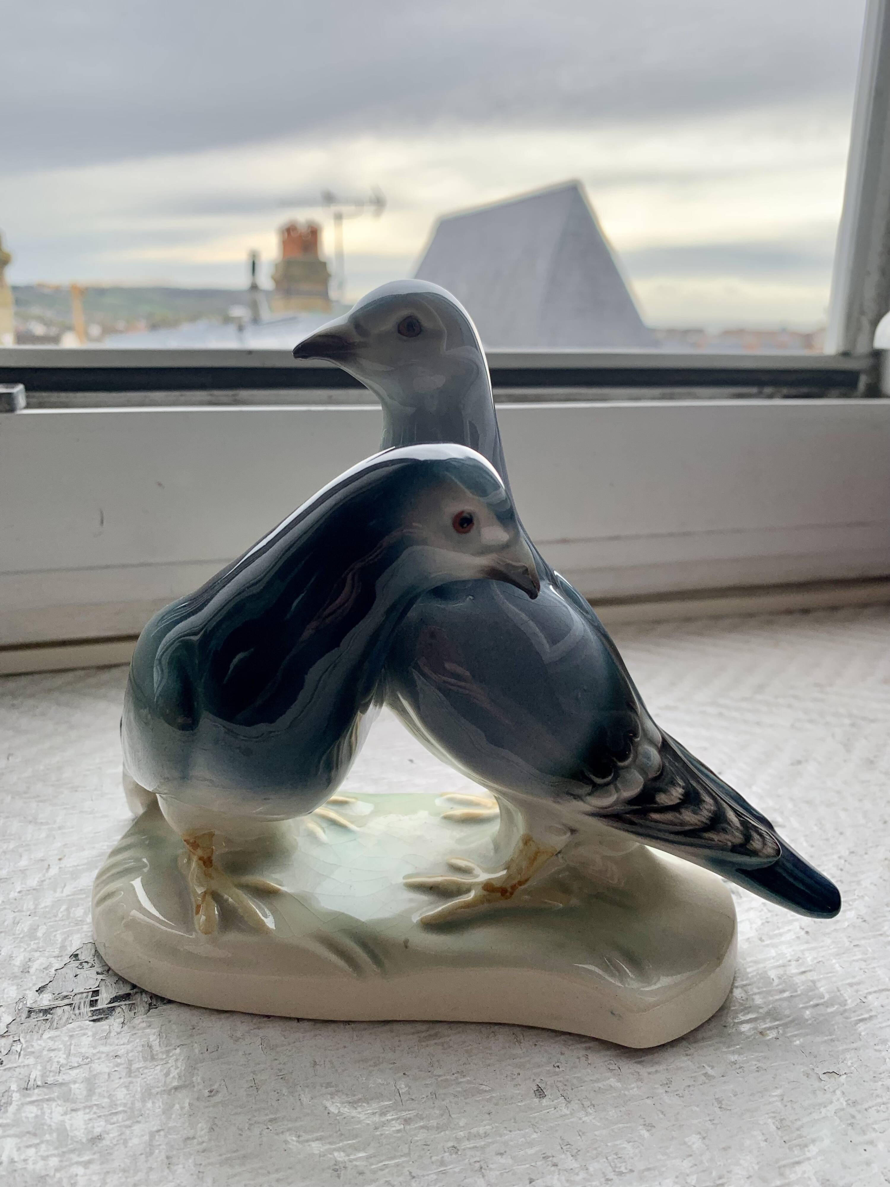 Oiseaux à la grise robe en porcelaine vintage