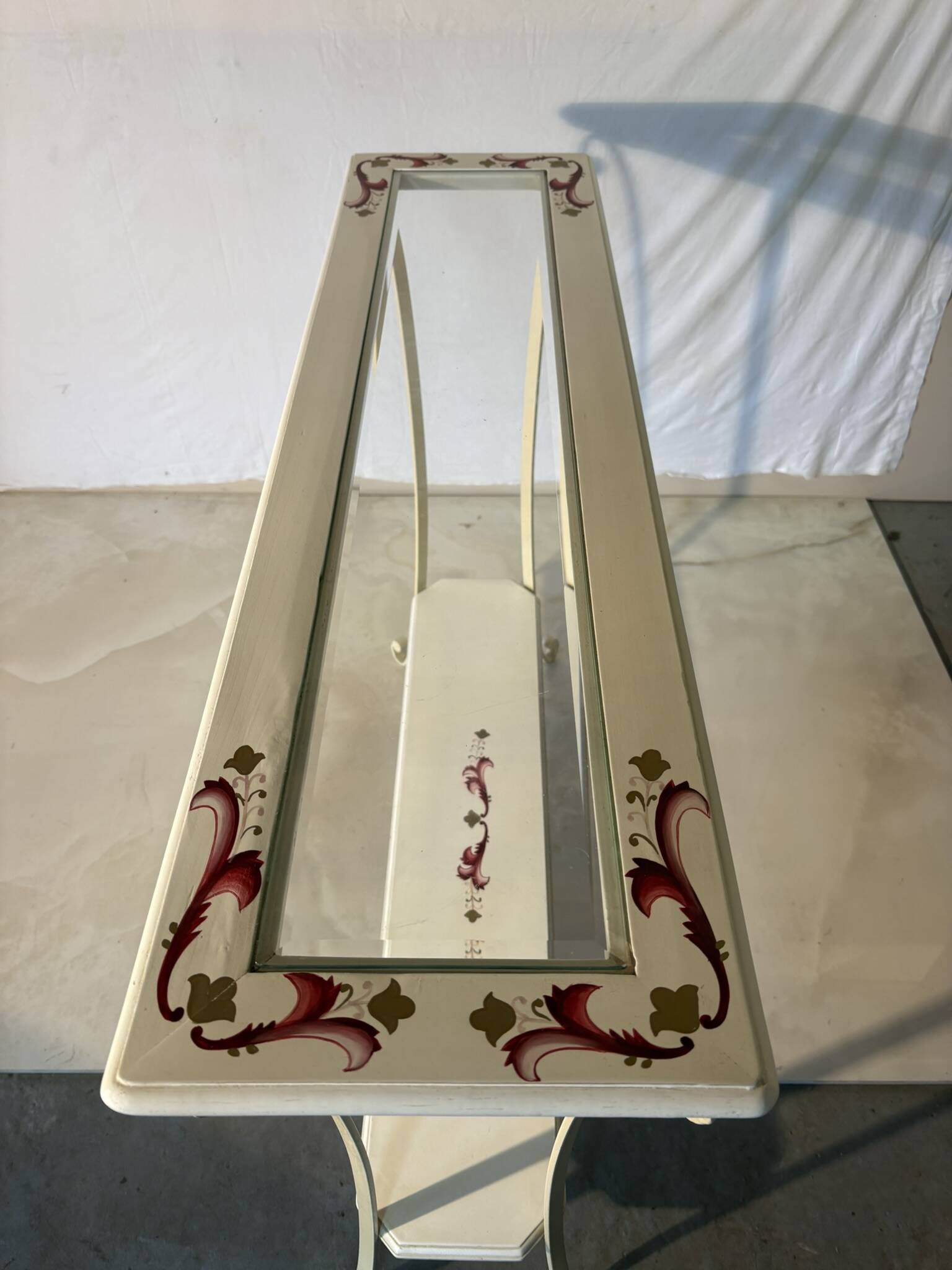 Console en fer forgé blanche à décor fleuri et plateau bois et verre