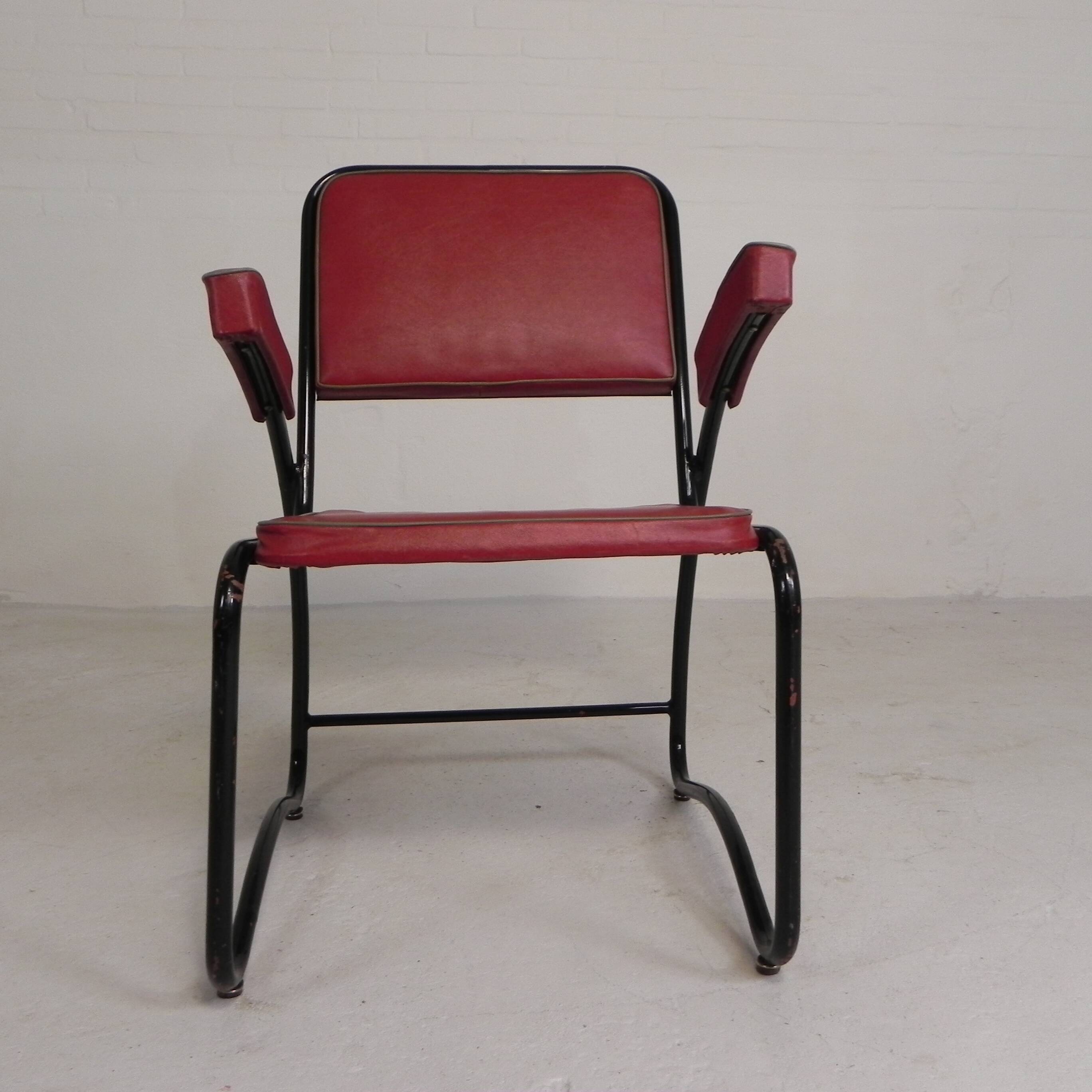 Set of 4 armchairs and a coffee table with tubular structure in Bauhaus style, 1950s.