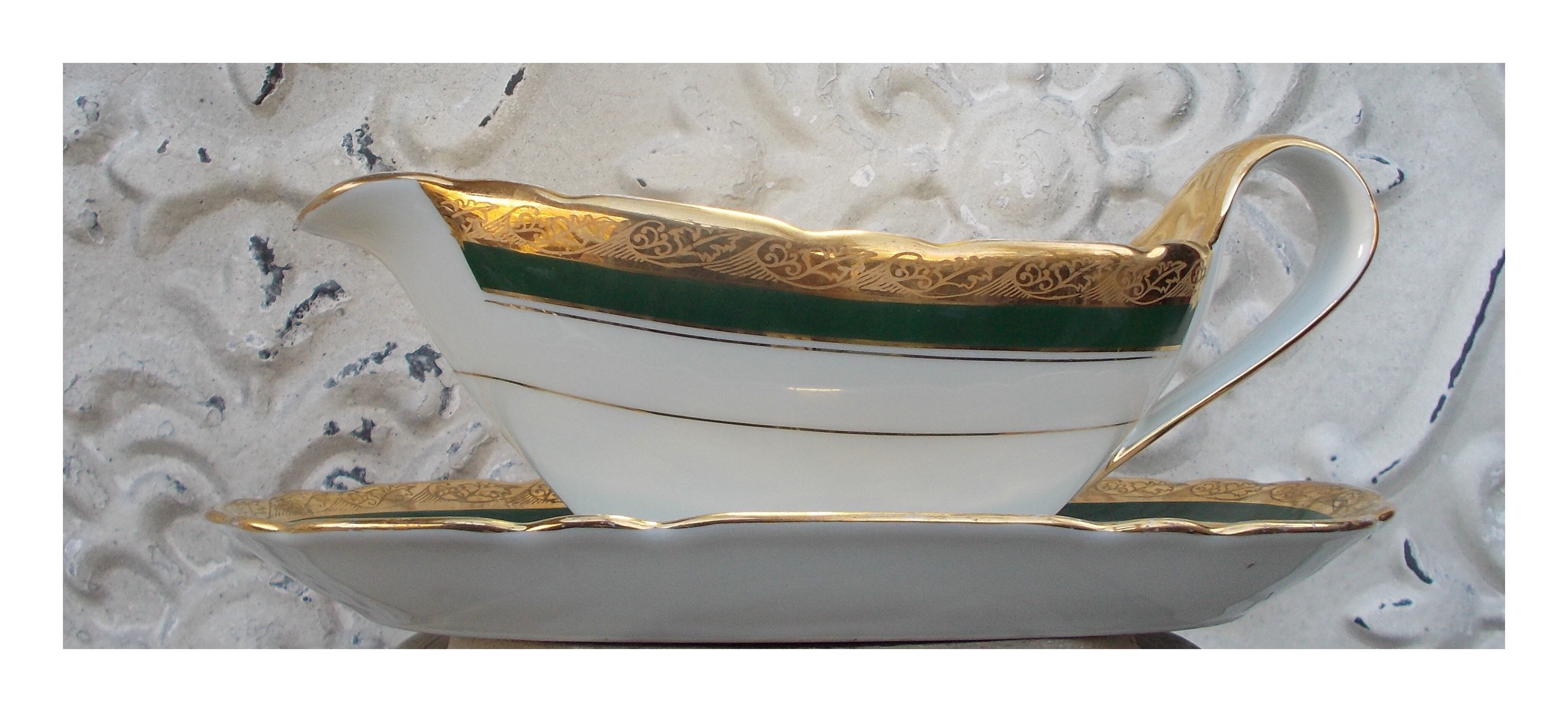 Saucière with Limoges porcelain top beautiful gilding