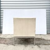 Fauteuil rétro en simili cuir skaï blanc ivoire et structure en métal chromé
