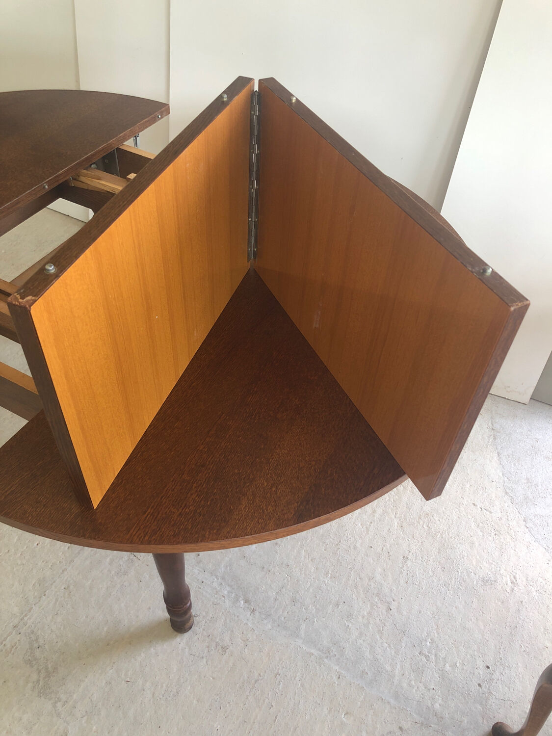 Table ronde avec rallonges et 4 chaises dossier cannage Vintage