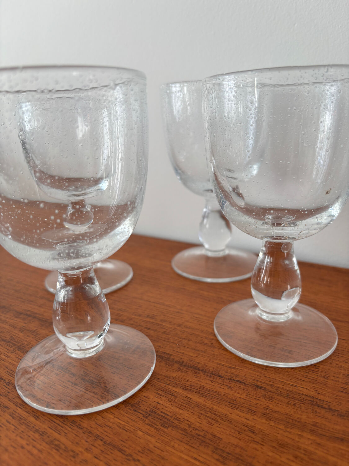 Set of 8 transparent bubble glass glasses for water or wine.
