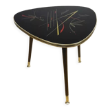 Table basse tripode motifs graphiques noirs et rouges