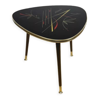 Table basse tripode motifs graphiques noirs et rouges