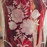Ancien vase en cristal rouge gravé