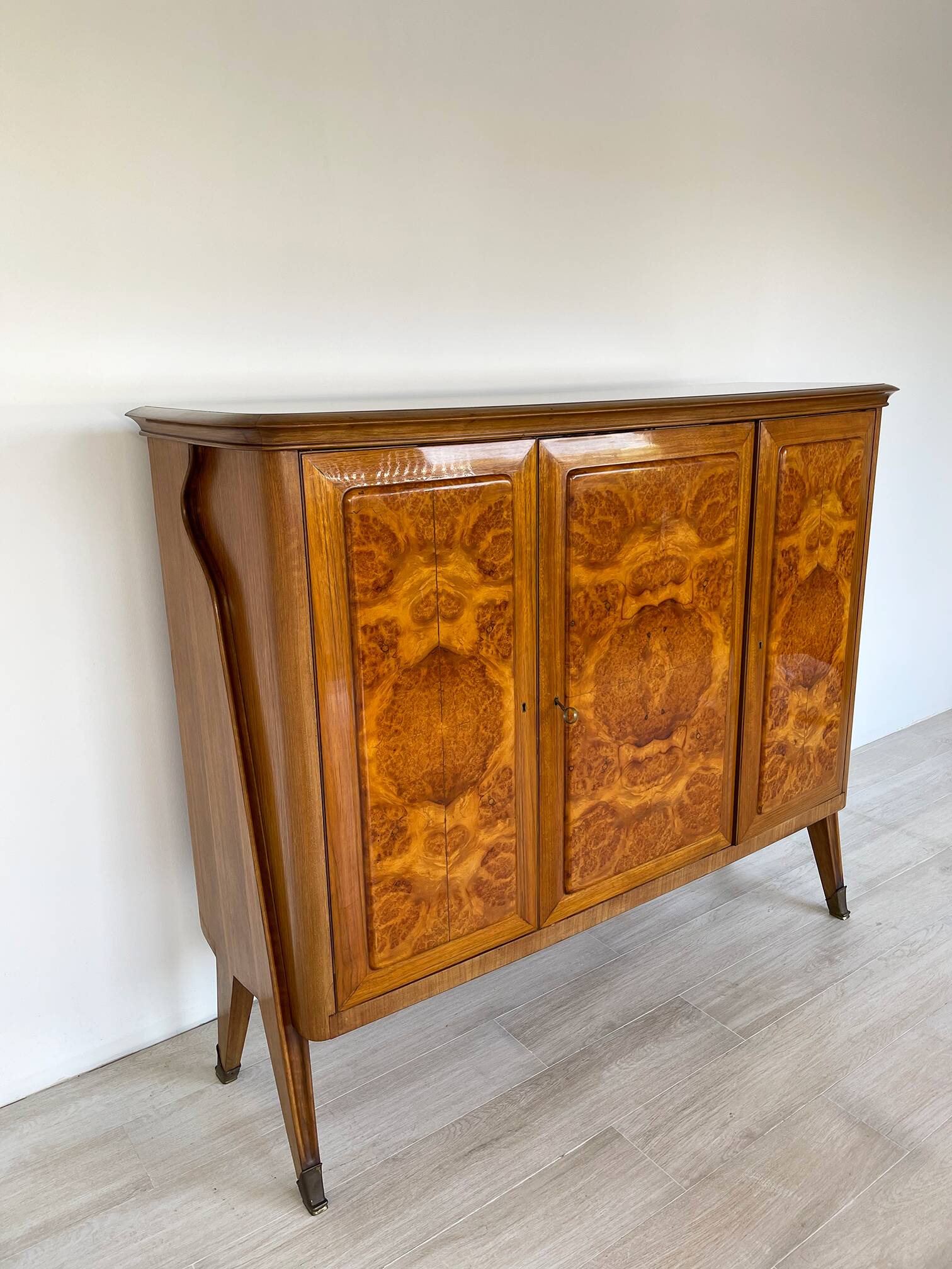 AB Vighizzolo mobili - Sideboa en ronce de noyer Cantu unique italien du milieu du siècle