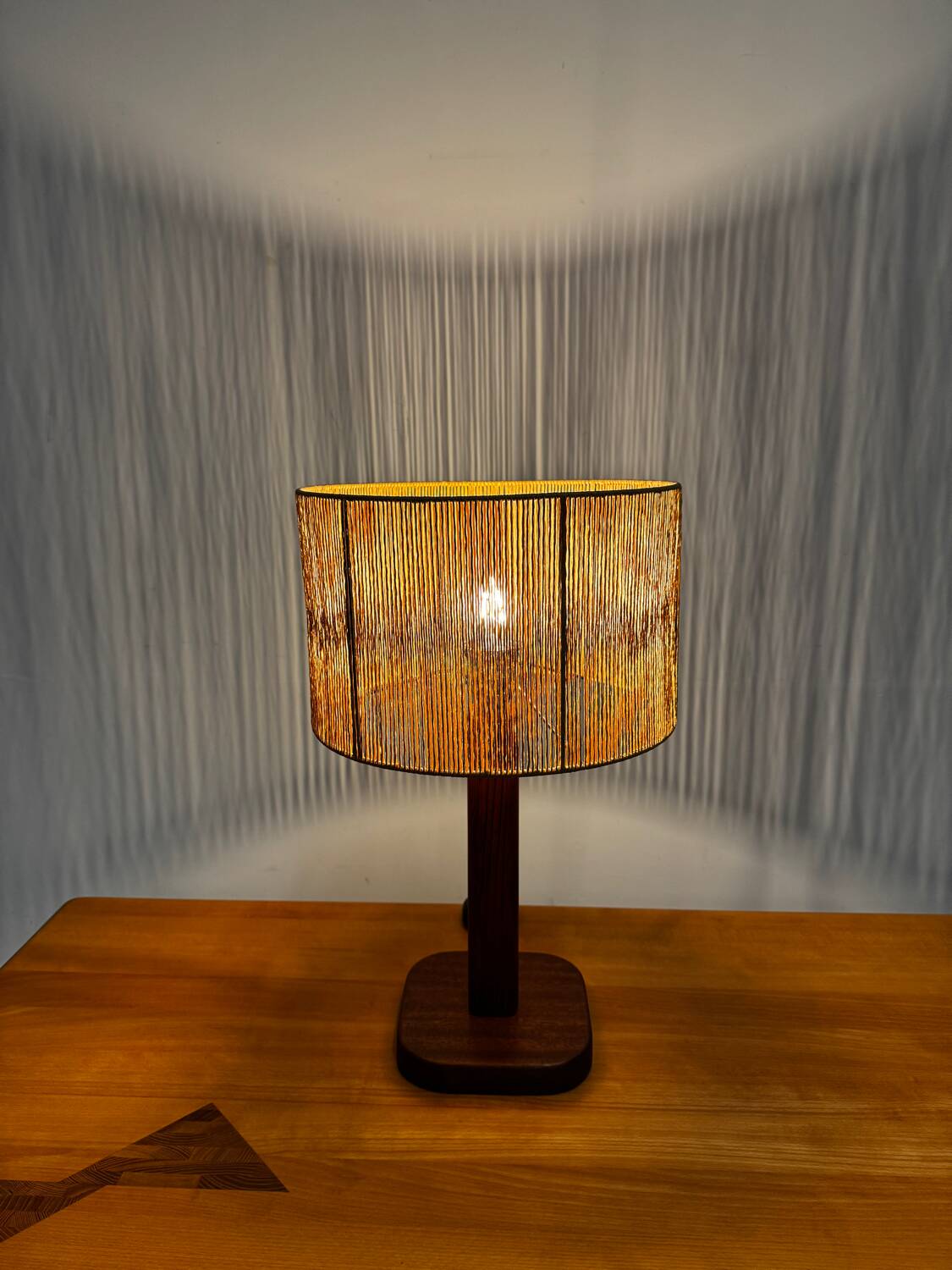 Lampe de table vintage en pin et teck avec nouvel abat-jour, années 70.