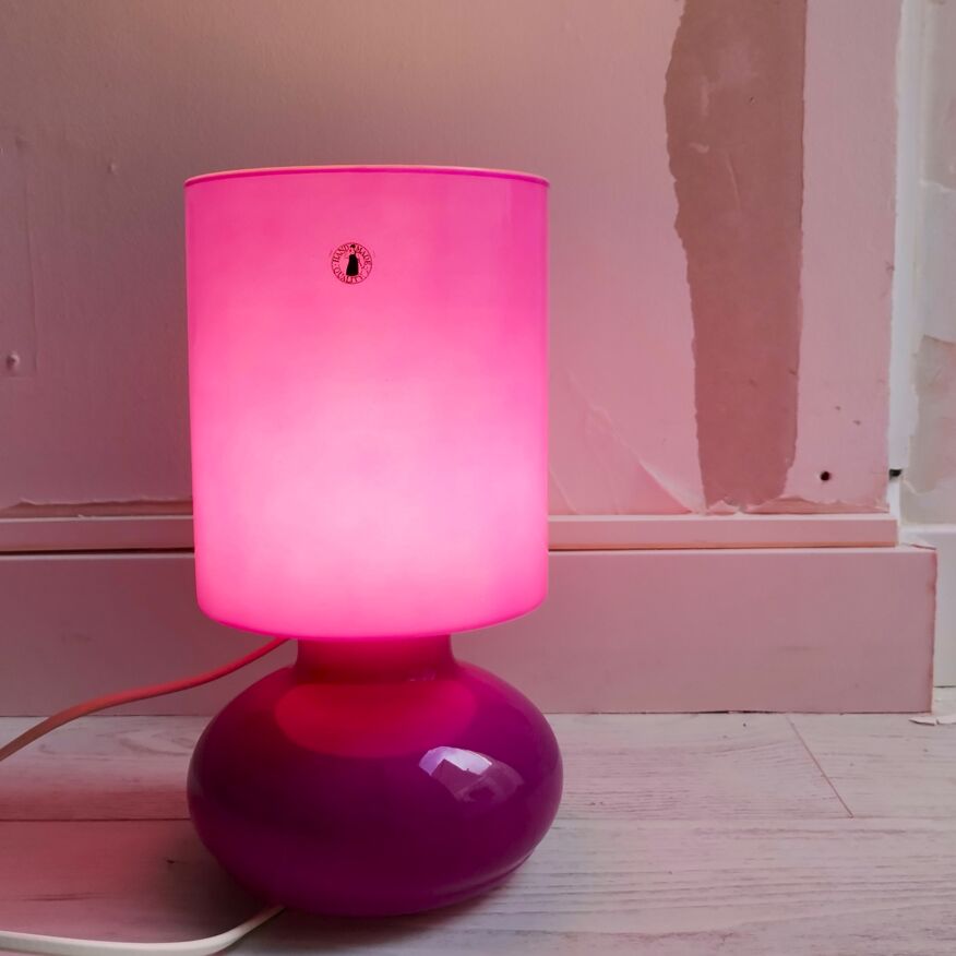 Lampe de table en verre en verre rose Lykta fuchsia moderniste scandinave  par IKEA, années 1990 | Selency