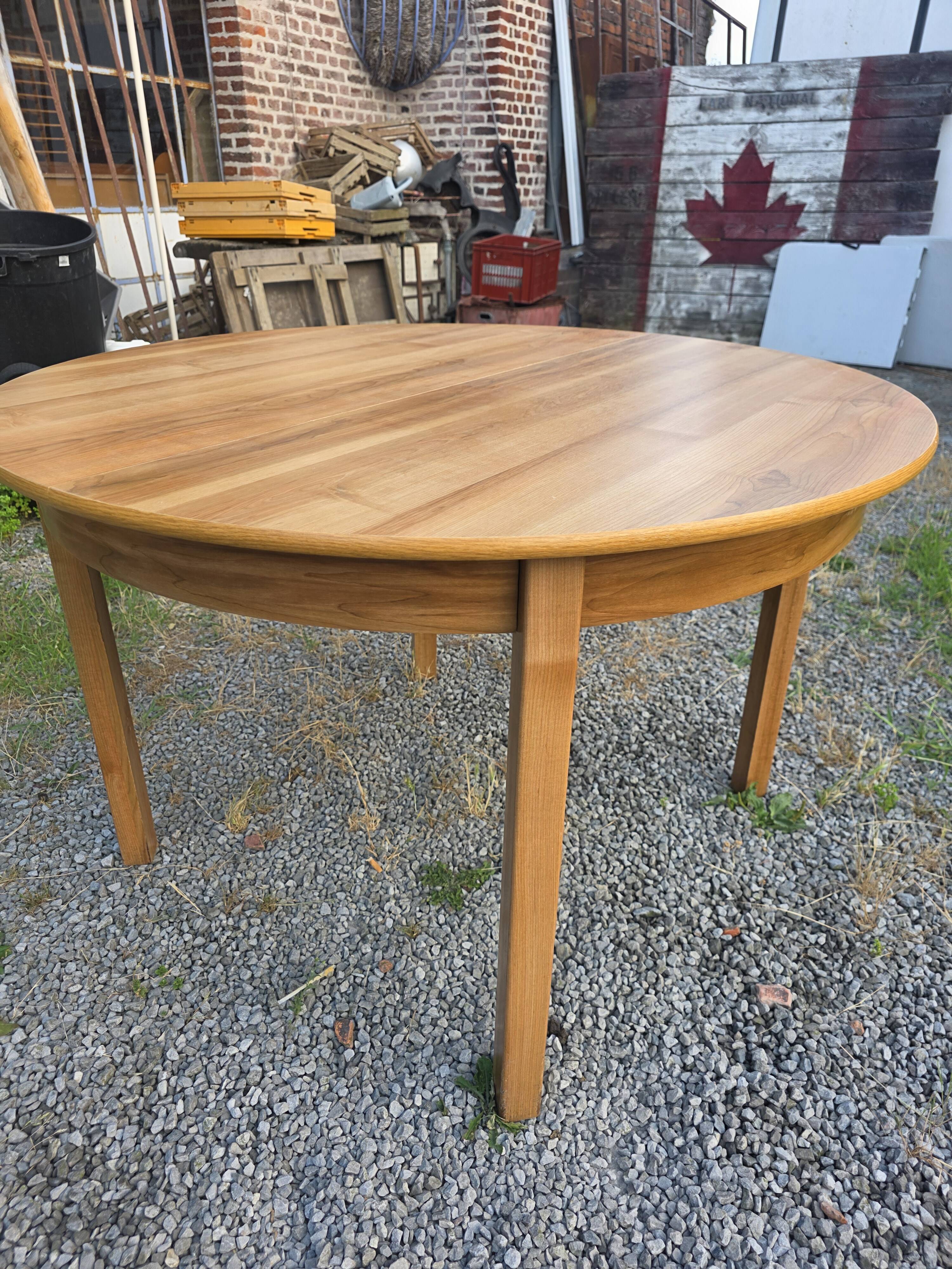 Scandinavian extendable oak table from the 1960s (butterfly extension)