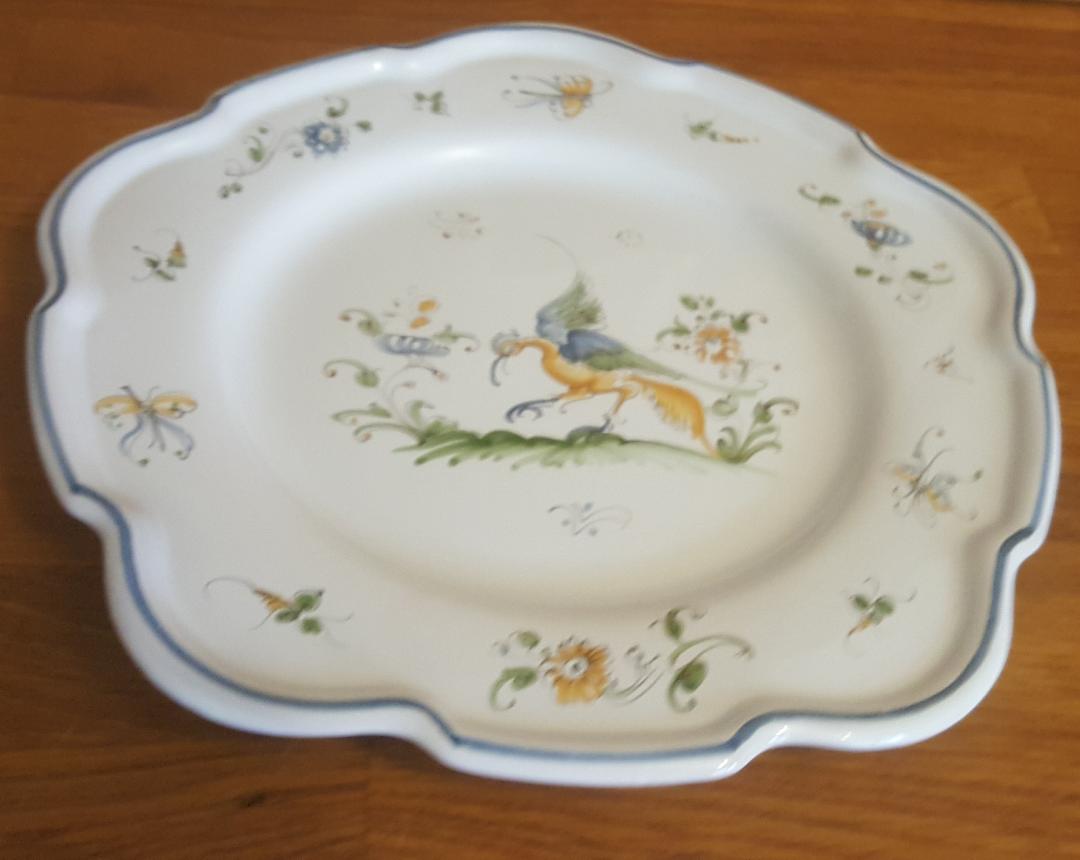 Moustiers earthenware plate from the Atelier des Fontaines
