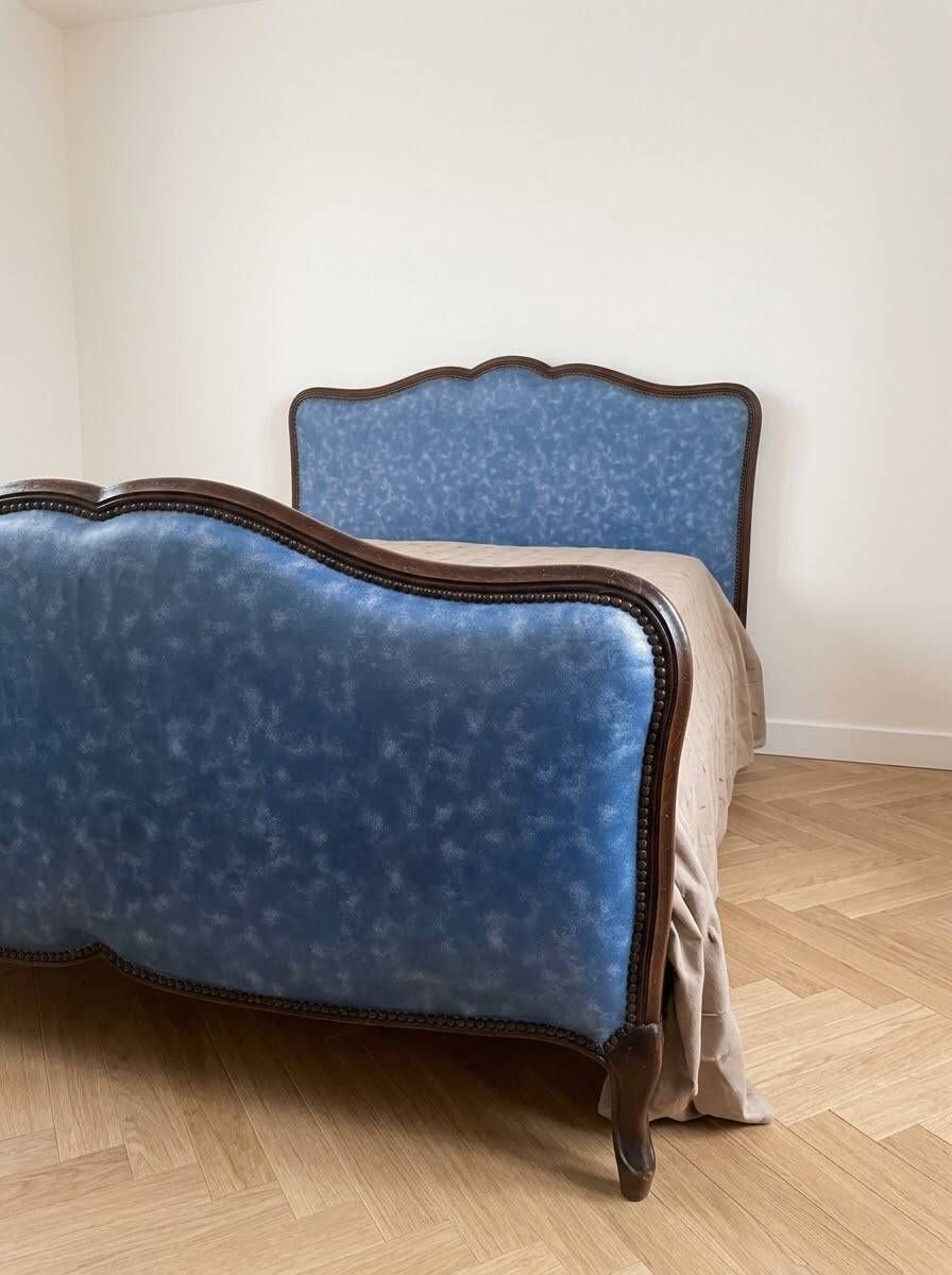 Lit double rustique en bois et tissu bleu