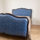 Lit double rustique en bois et tissu bleu