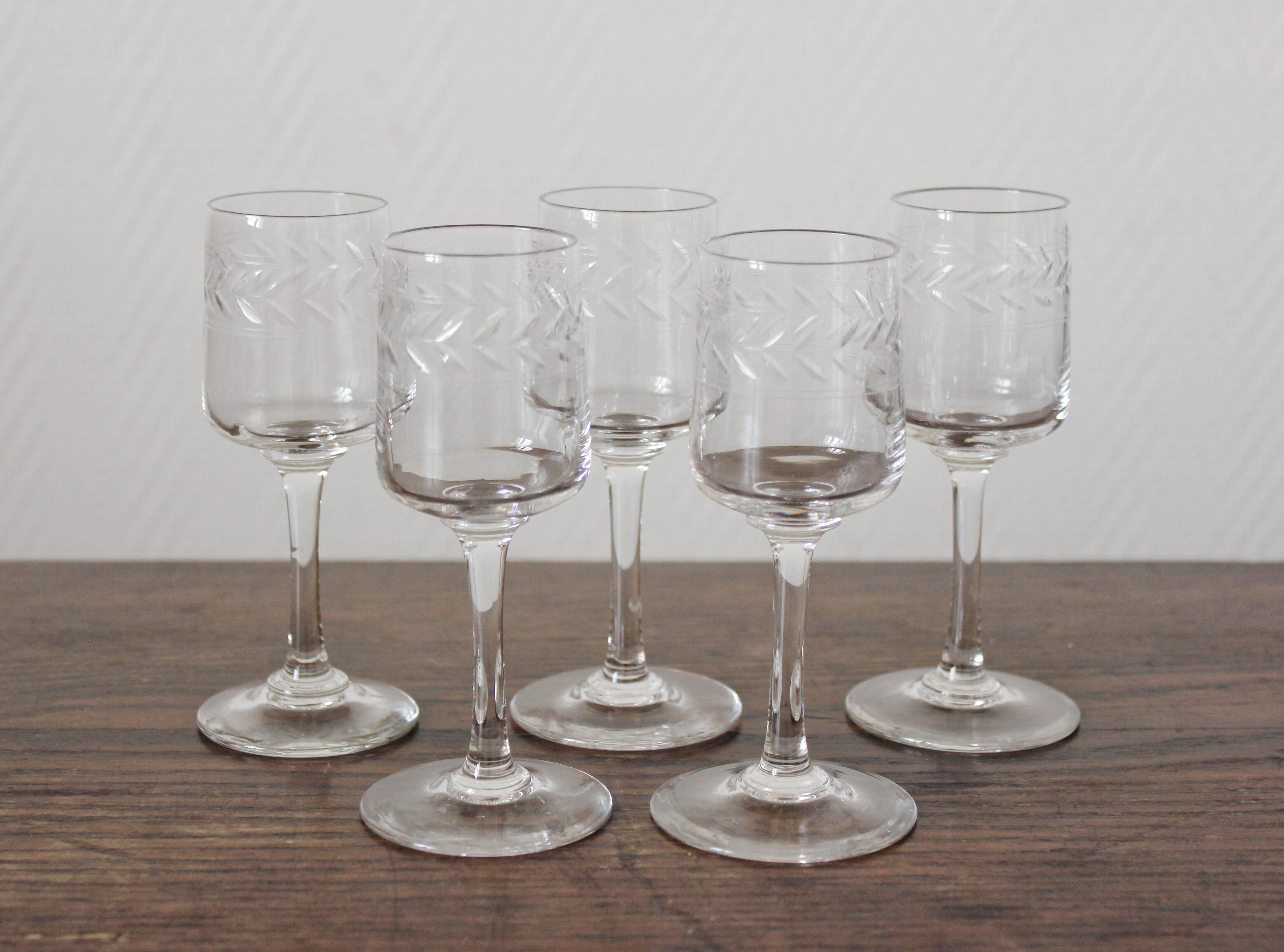5 stemmed liqueur glasses in engraved crystal with a laurel leaf frieze
