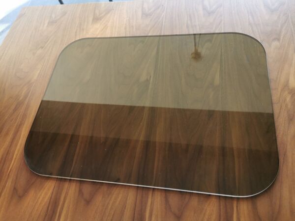 Table basse vintage en métal chromé et verre fumé