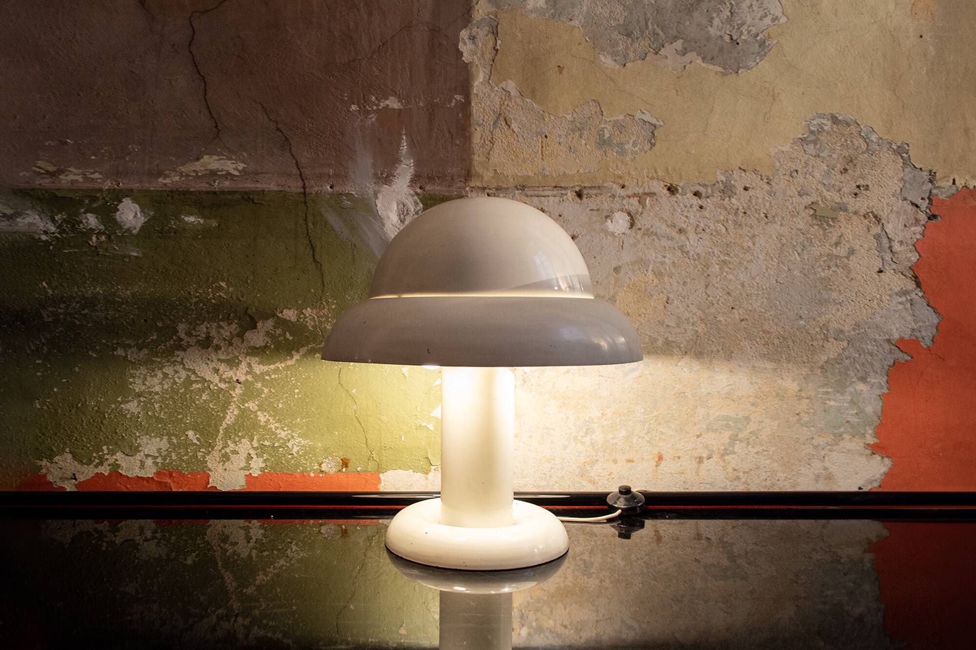 Lampada da tavolo in metallo laccato Space Age Anni '60