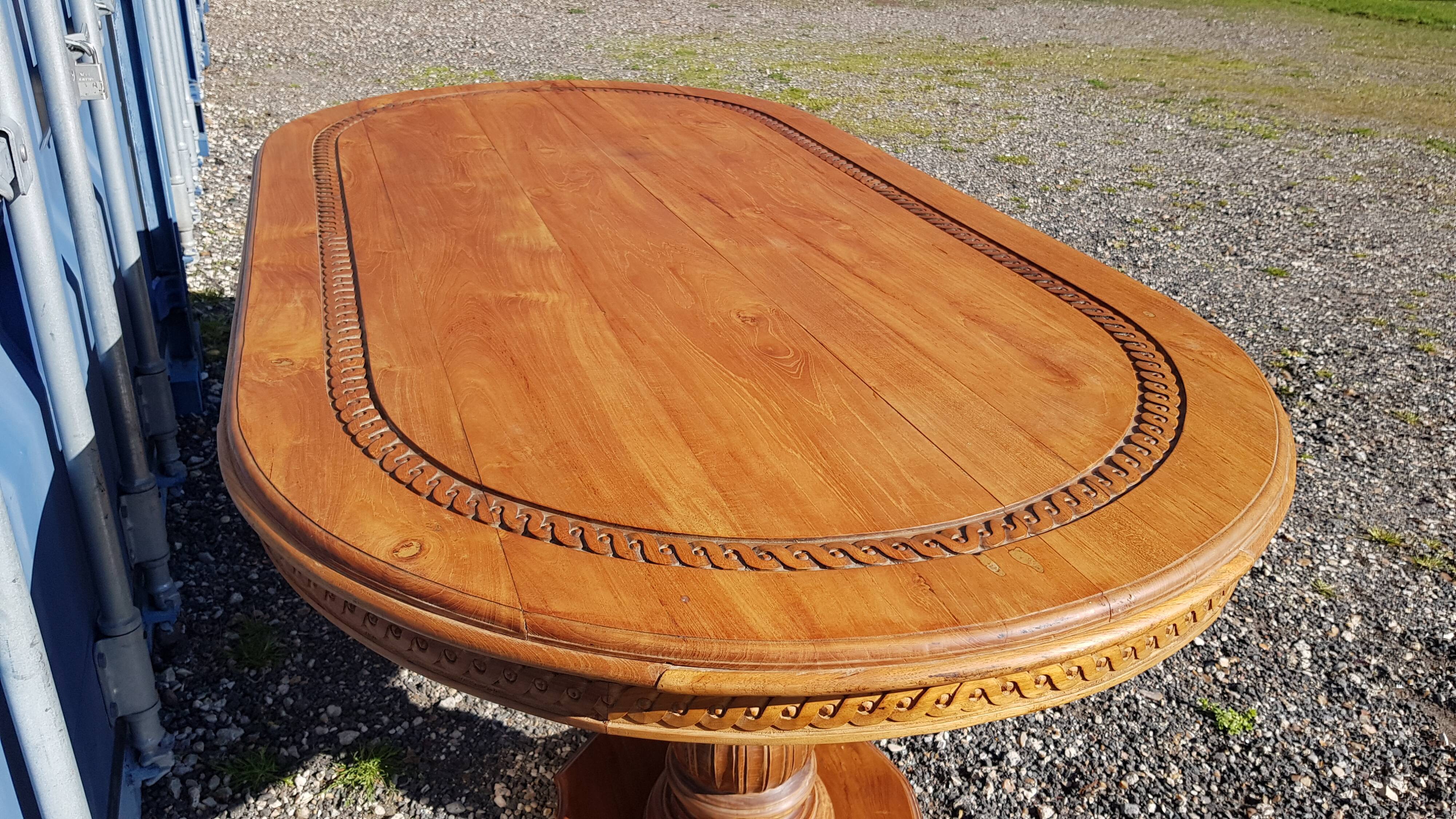 Oval dining table in solid teak