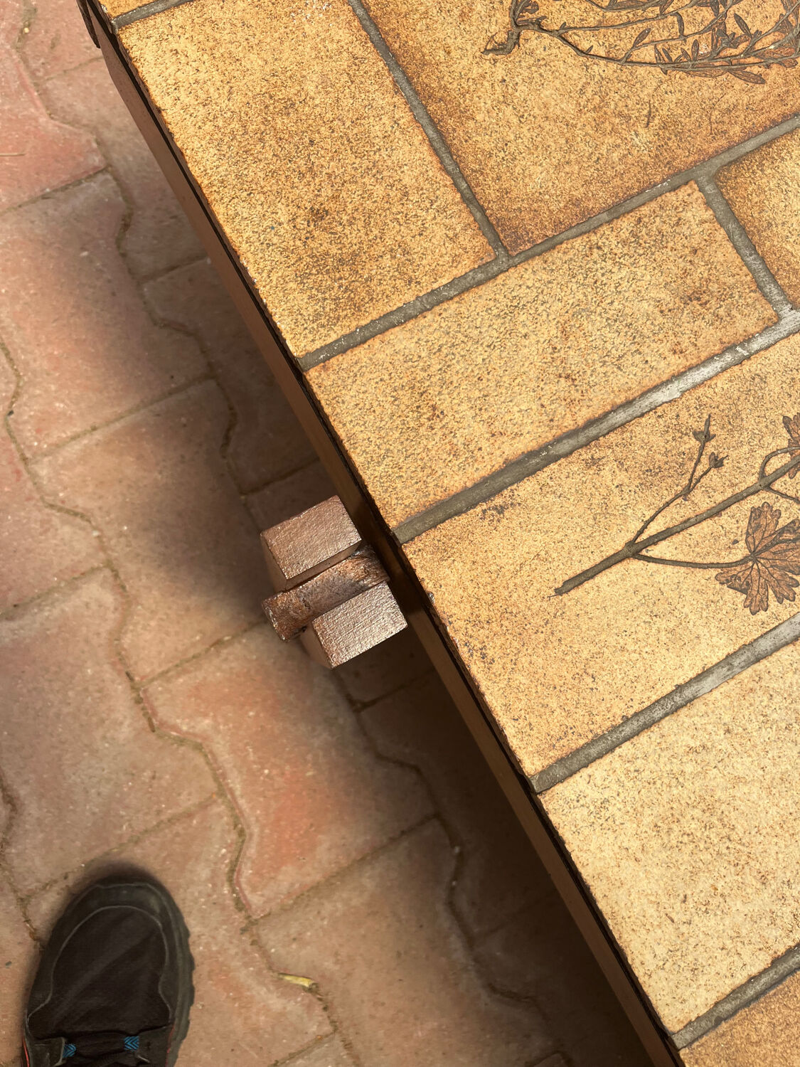 Roger ceramic capron coffee table in perfect condition