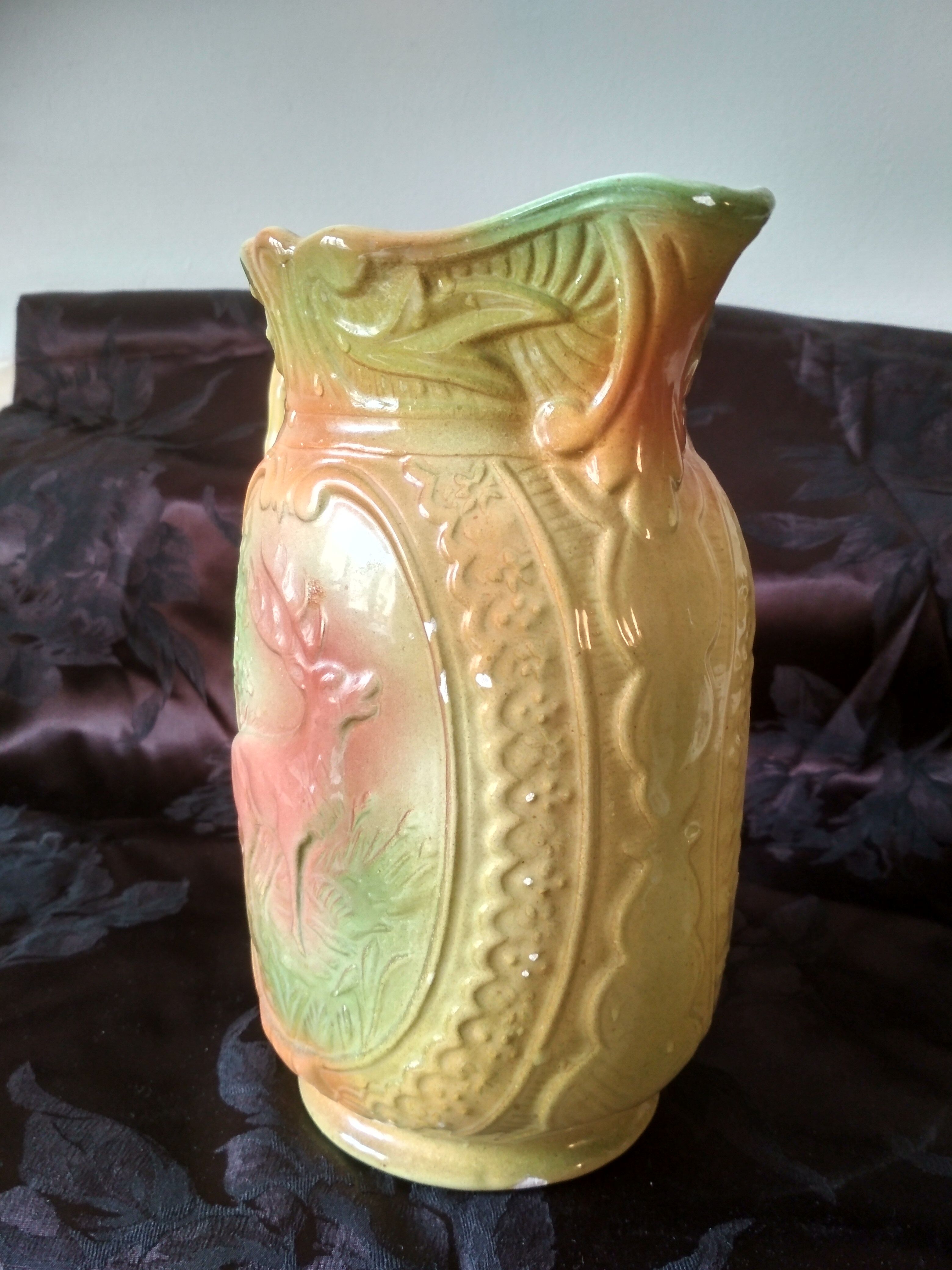 Pichet, barbotine à décor de biche et cerf
