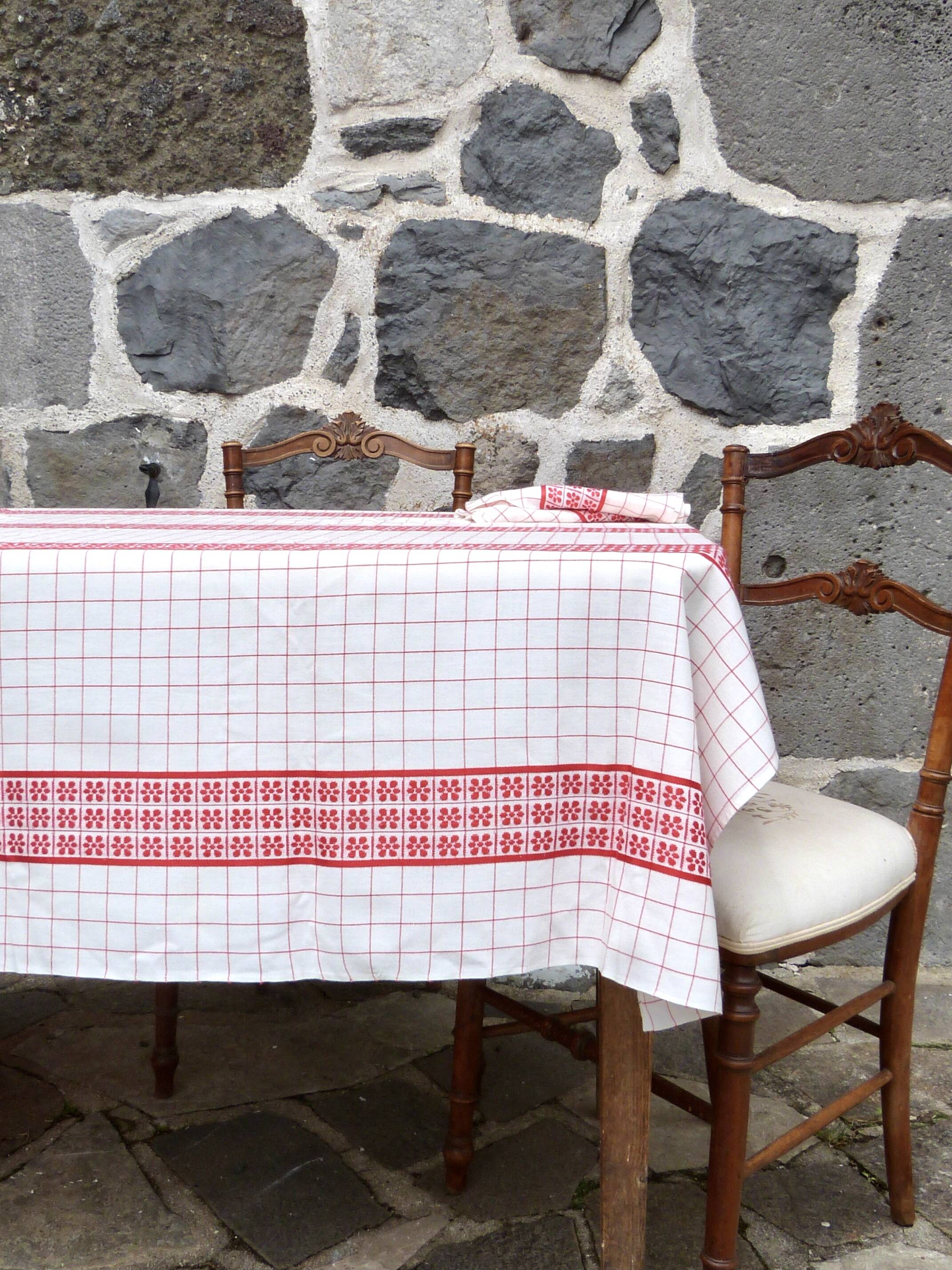 White and red embroidered tablecloth and eight matching napkins, 200x150cm