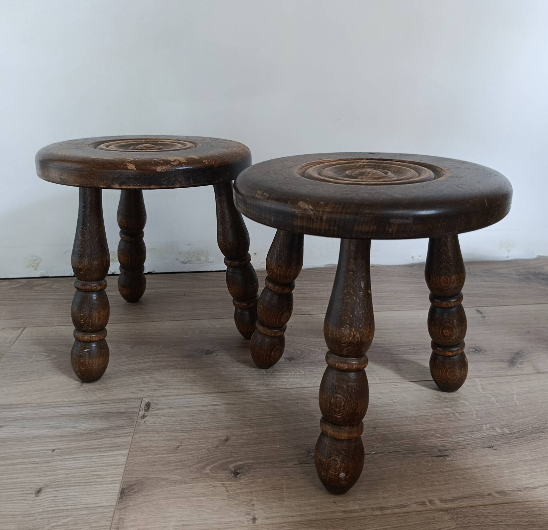 low tripod stool wood, bobbin leg, vintage