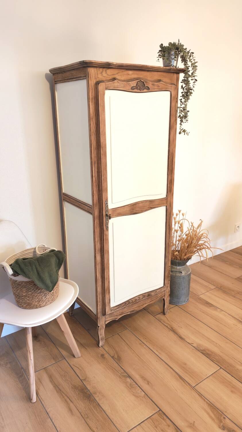 Renovated wooden bonnetière